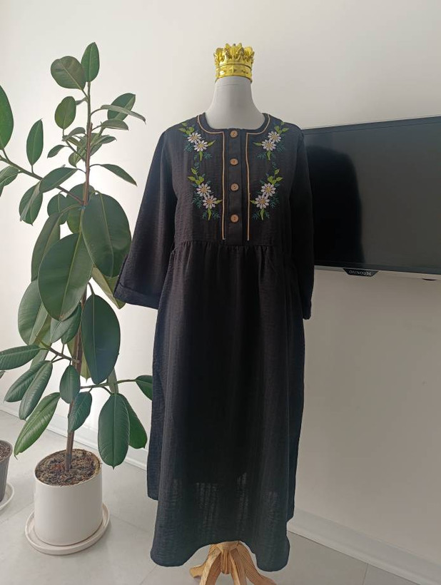 مانتو بلند جلو بسته گلدوزی زنانه (پیراهن جلو دکمه)