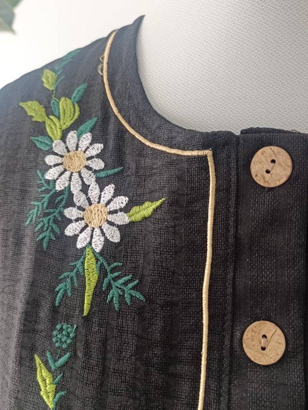 مانتو بلند جلو بسته گلدوزی زنانه (پیراهن جلو دکمه)
