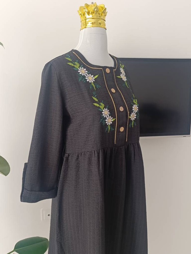 مانتو بلند جلو بسته گلدوزی زنانه (پیراهن جلو دکمه)