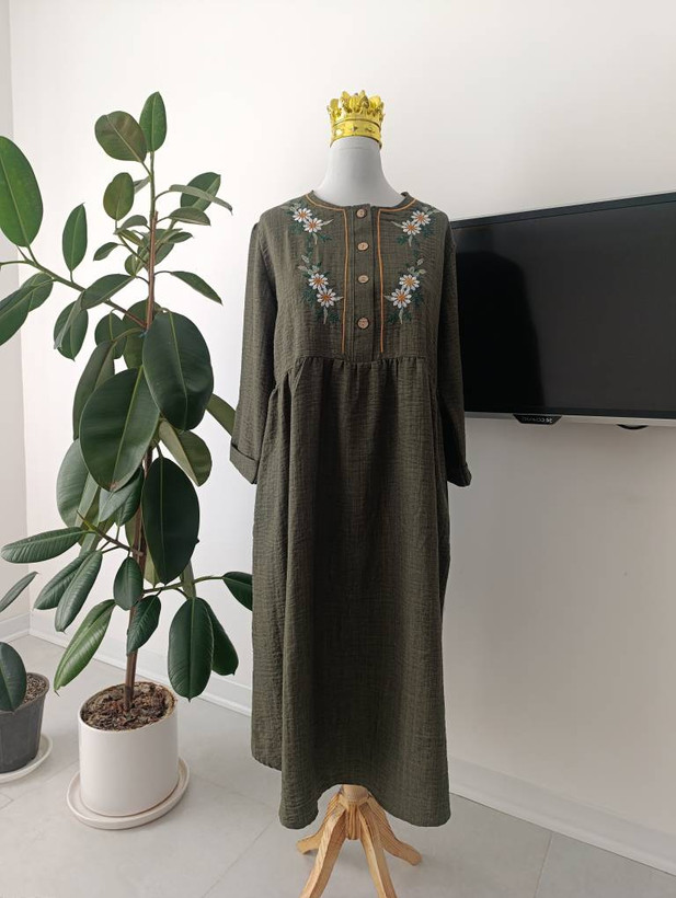 مانتو بلند جلو بسته گلدوزی زنانه (پیراهن جلو دکمه)